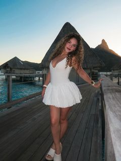 Sofie Dossi feet photo thumbnail