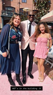 Sofie Dossi feet photo thumbnail