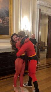 Sofie Dossi feet photo thumbnail