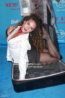 Sofie Dossi feet photo thumbnail