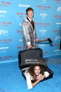 Sofie Dossi feet photo thumbnail