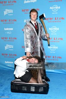 Sofie Dossi feet photo thumbnail