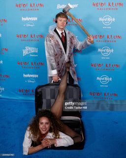 Sofie Dossi feet photo thumbnail