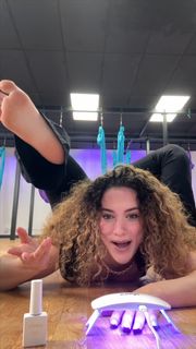 Sofie Dossi feet photo thumbnail