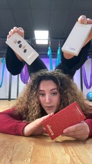Sofie Dossi feet photo thumbnail