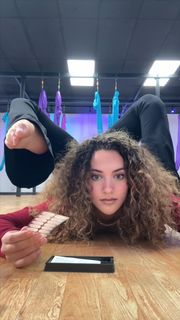 Sofie Dossi feet photo thumbnail
