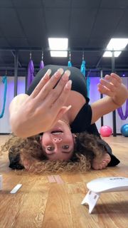 Sofie Dossi feet photo thumbnail