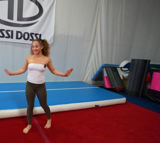 Sofie Dossi feet photo thumbnail