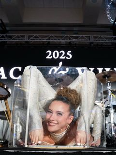 Sofie Dossi feet photo 5