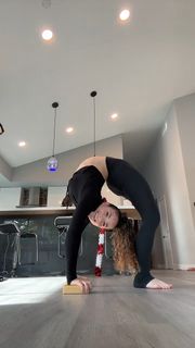 Sofie Dossi feet photo 3