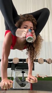 Sofie Dossi feet photo 4