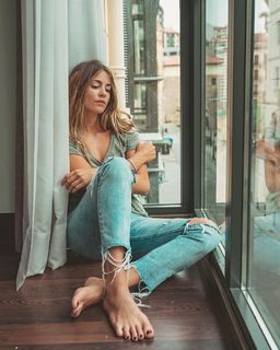 Sofía Ellar feet photo 1