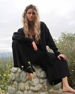 Sofía Reyes feet photo thumbnail