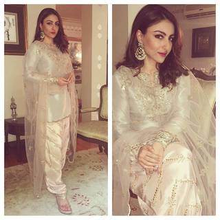 Soha Ali Khan feet photo 19