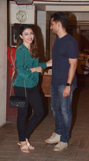 Soha Ali Khan feet photo 8