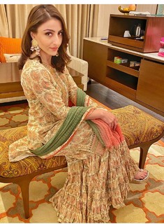 Soha Ali Khan feet photo 5