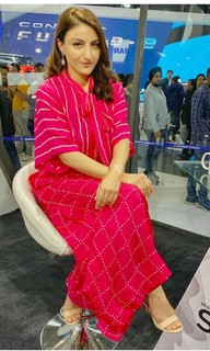 Soha Ali Khan feet photo 4