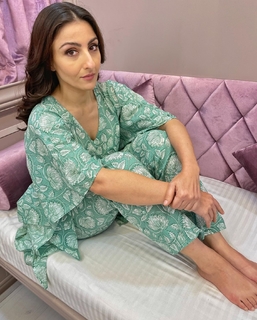 Soha Ali Khan feet photo 7