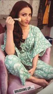 Soha Ali Khan feet photo 6