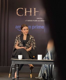Soha Ali Khan feet photo 13