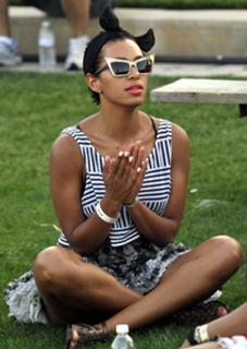 Solange feet photo thumbnail