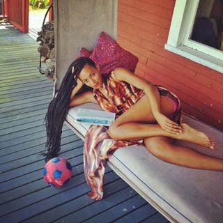 Solange feet photo thumbnail