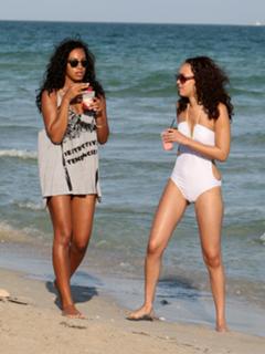 Solange feet photo thumbnail