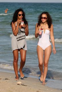 Solange feet photo thumbnail