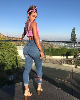 Sommer Ray feet photo thumbnail