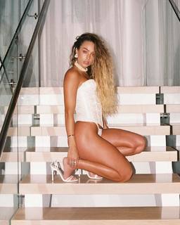 Sommer Ray feet photo thumbnail