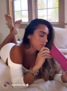 Sommer Ray feet photo thumbnail