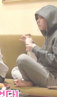 Son Chae-young feet photo thumbnail