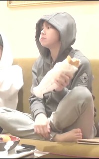 Son Chae-young feet photo thumbnail