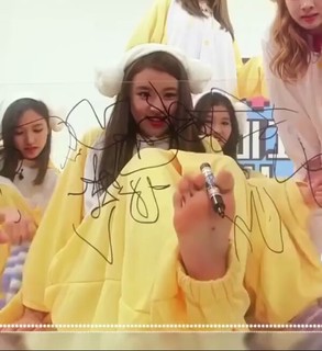 Son Chae-young feet photo thumbnail