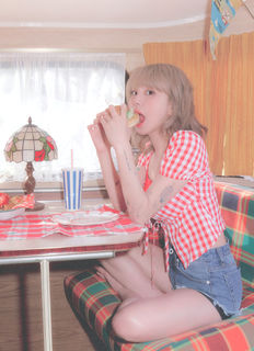 Son Chae-young feet photo thumbnail