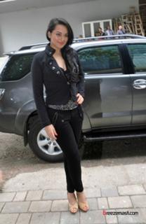 Sonakshi Sinha feet photo thumbnail