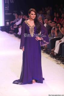 Sonakshi Sinha feet photo thumbnail