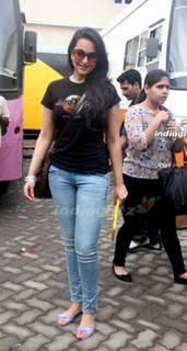 Sonakshi Sinha feet photo thumbnail