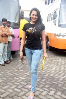Sonakshi Sinha feet photo thumbnail
