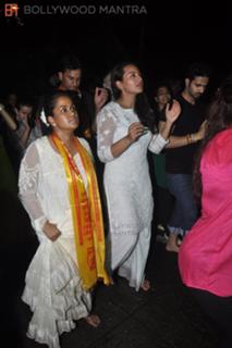 Sonakshi Sinha feet photo thumbnail