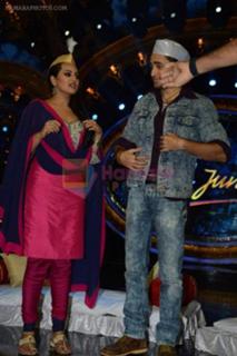 Sonakshi Sinha feet photo thumbnail