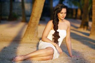 Sonakshi Sinha feet photo thumbnail