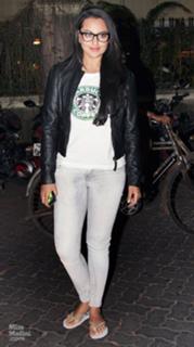 Sonakshi Sinha feet photo thumbnail