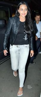 Sonakshi Sinha feet photo thumbnail
