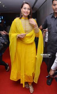 Sonakshi Sinha feet photo thumbnail