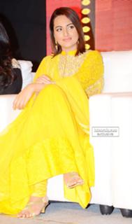 Sonakshi Sinha feet photo thumbnail