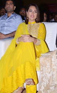 Sonakshi Sinha feet photo thumbnail