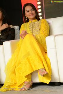 Sonakshi Sinha feet photo thumbnail