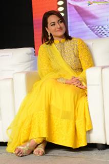 Sonakshi Sinha feet photo thumbnail