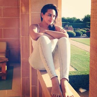 Sonakshi Sinha feet photo thumbnail